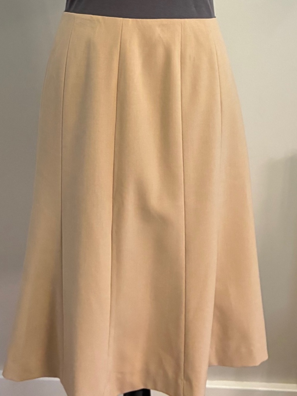 Calvin Klein panel-seamed A-line skirt in neutral camel Size 4. EUC. Office